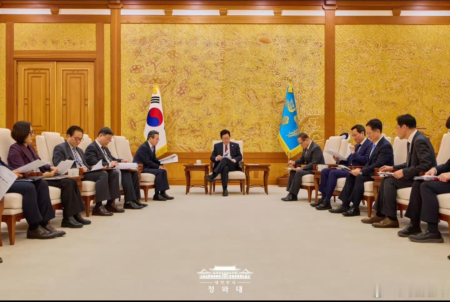 英媒称，泽连斯基呼吁韩国援助防空系统，韩国拒绝。 