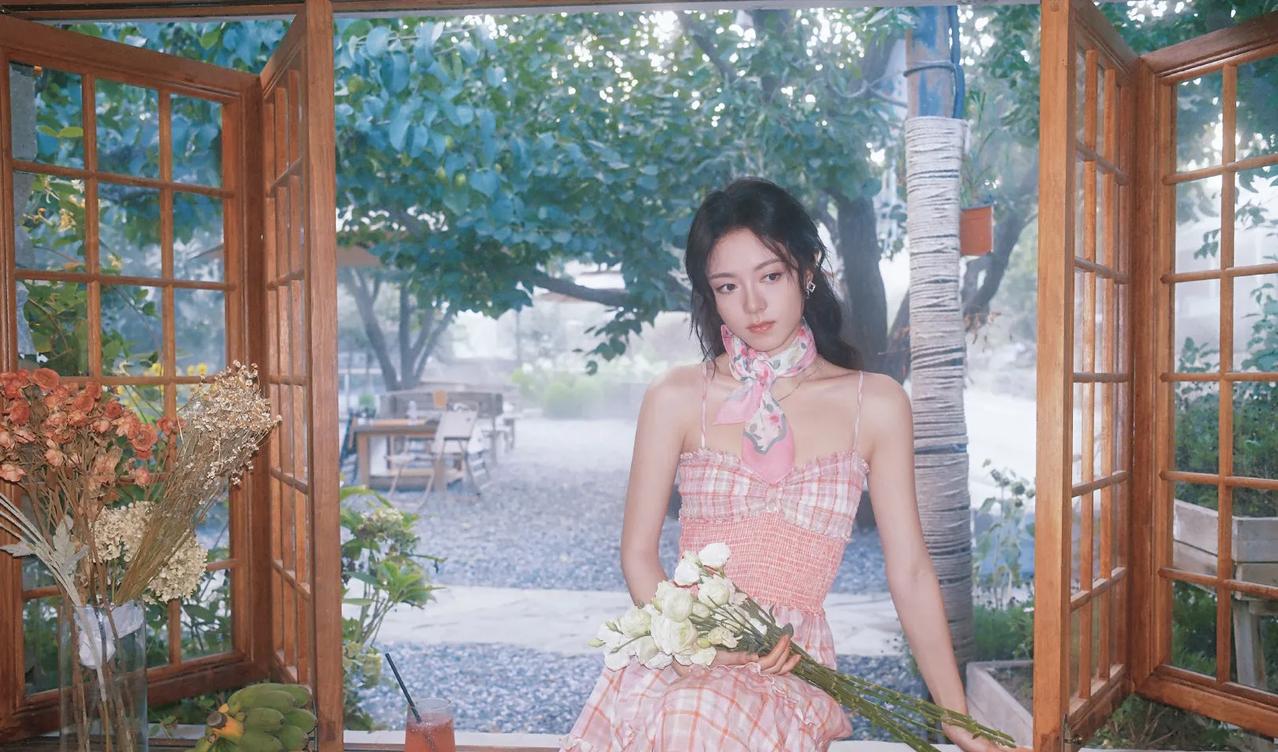 🌸赵今麦穿粉色抹胸秀身材，太瘦显尴尬！
林其乐没找到蒋峤西的设定真的让人揪心！