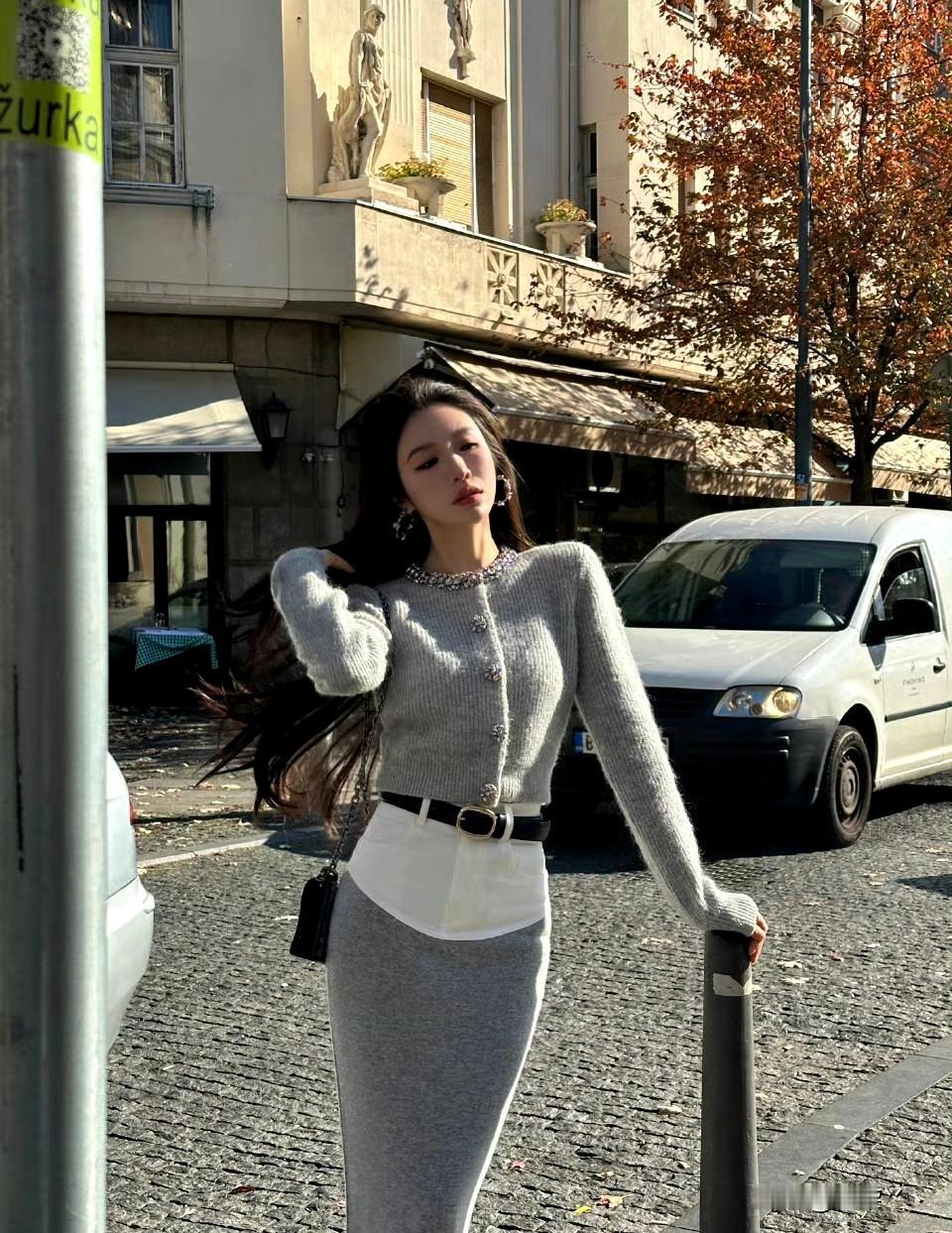 《秋街侧影》
风掀动发梢时
建筑的浮雕正接住日光
石砖路缝里
藏着半片枫叶的余温