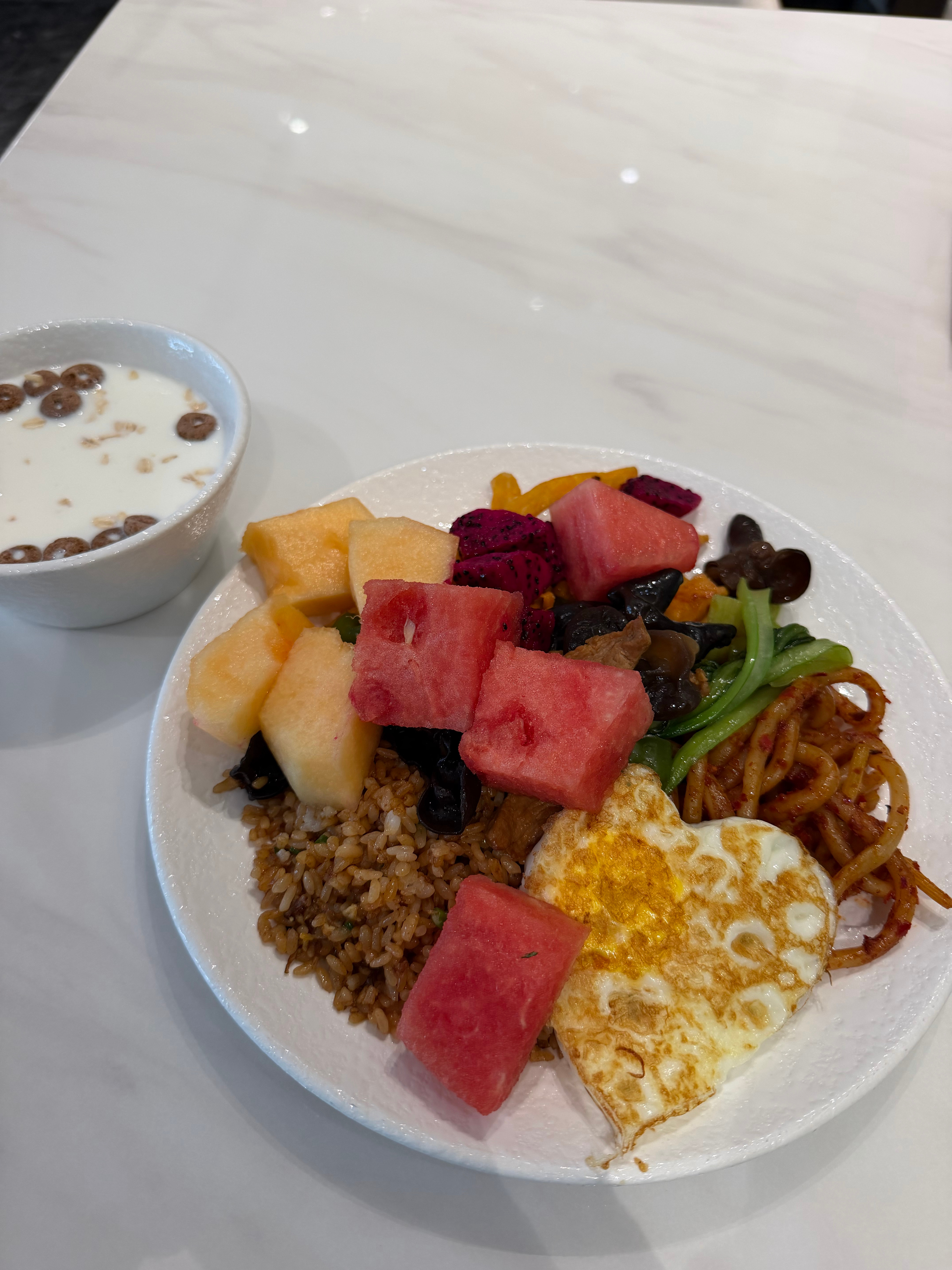亚朵这个牛肉小馄饨还不错…昨天下午开车就隐约感觉嗓子不对劲昨天到酒店就是999一