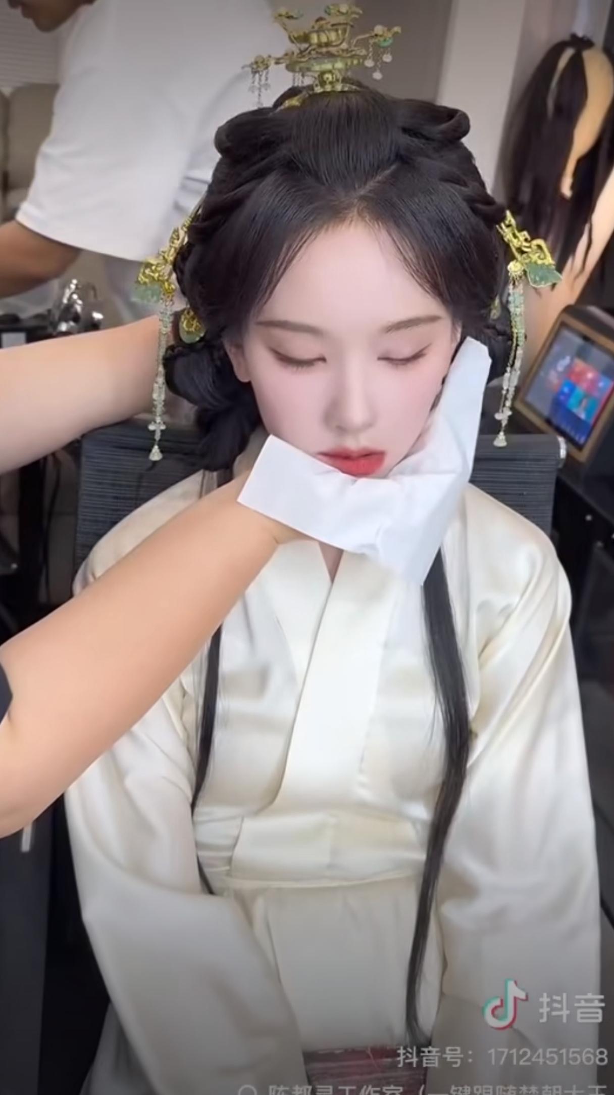 剧组幕后画面引发热议后，化妆师和造型师接连出面解释。原来托着下巴化妆、让她小憩，