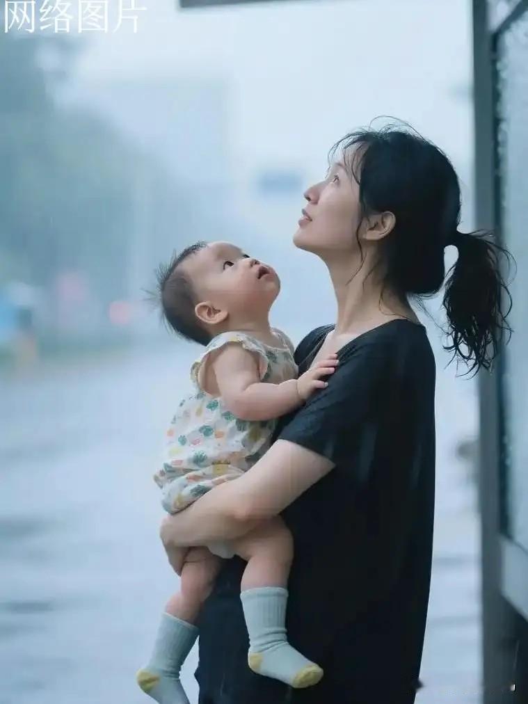 《人生芳韵》

文/范圣嘉
 
昔日校园艳质佳，
娉婷温婉世人夸。
今成慈母忙持