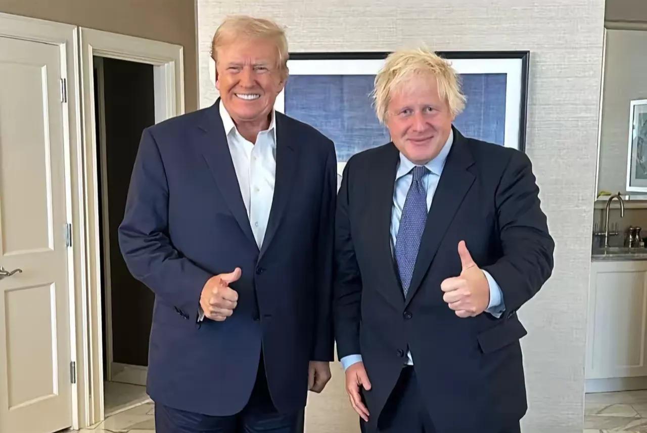 两个金毛再次相见。特郎普遭枪击侥幸逃生后，他的好兄弟英国前首相约翰逊第一时间飞往
