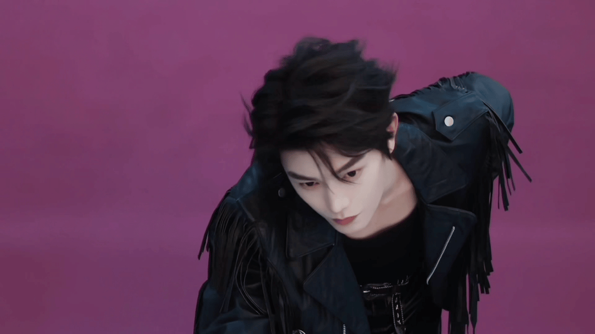 丁禹兮 黑天使  我想看玄幻题材了[苦涩]就地狱使者吸血鬼什么的[苦涩] 