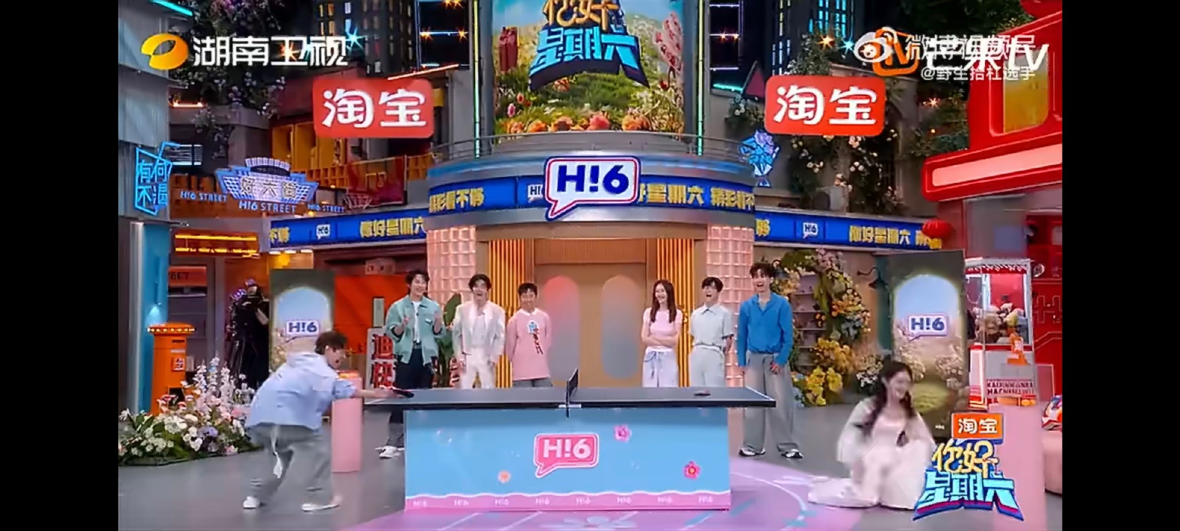 何炅回应不再依赖哥哥谢娜乐于抛出各种脑洞问题逗趣，何老师擅长即兴接梗反击，一抛一