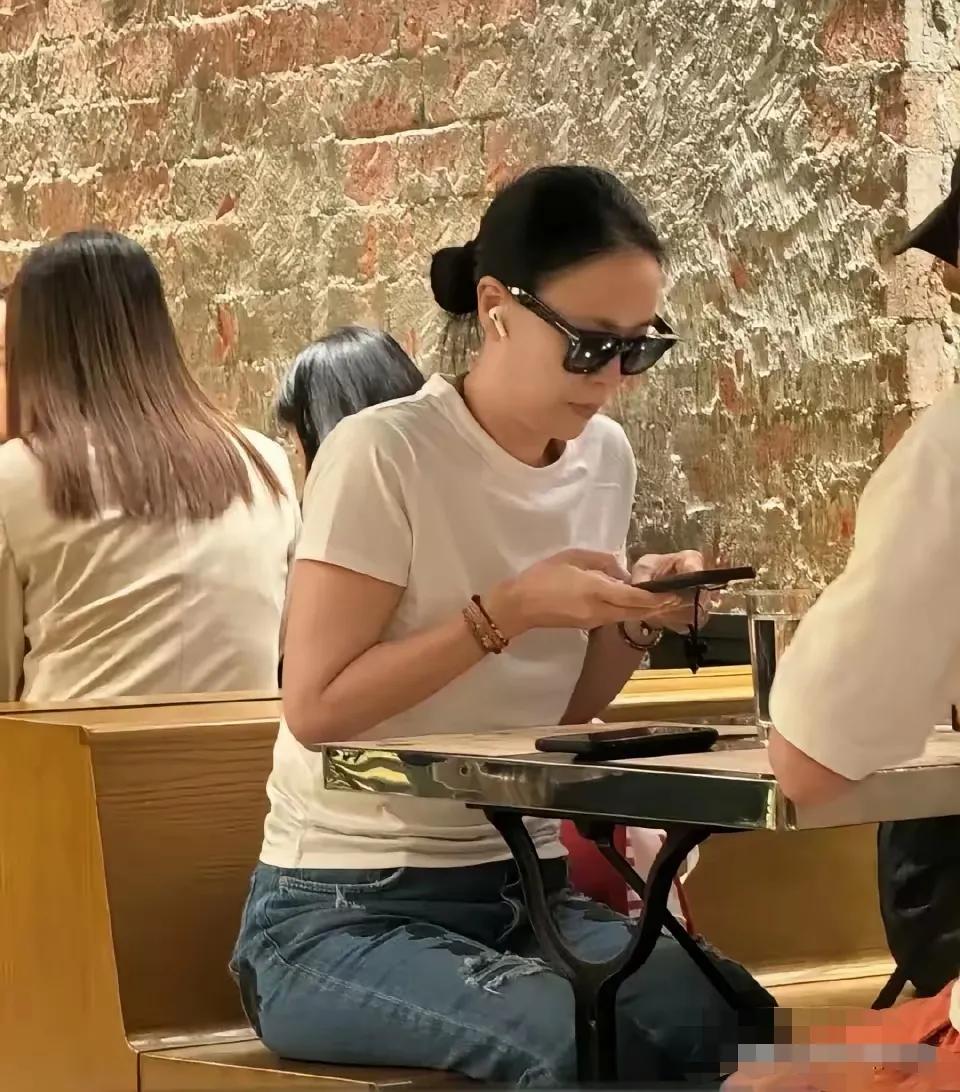 那英也在小吃摊前点餐，很普通，很接地气。