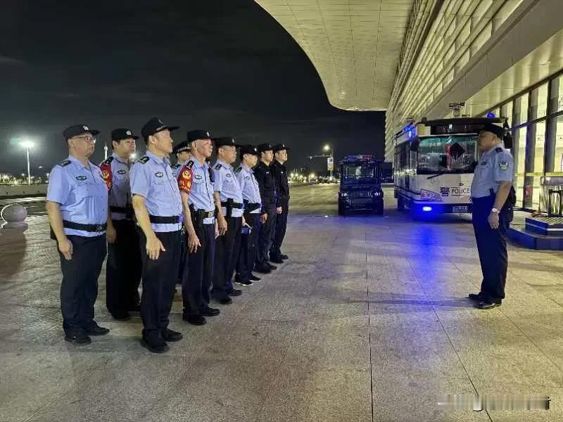 惠州北站派出所：当好人民“守夜人”
 
为深入贯彻全国公安机关夏夜治安巡查宣防集