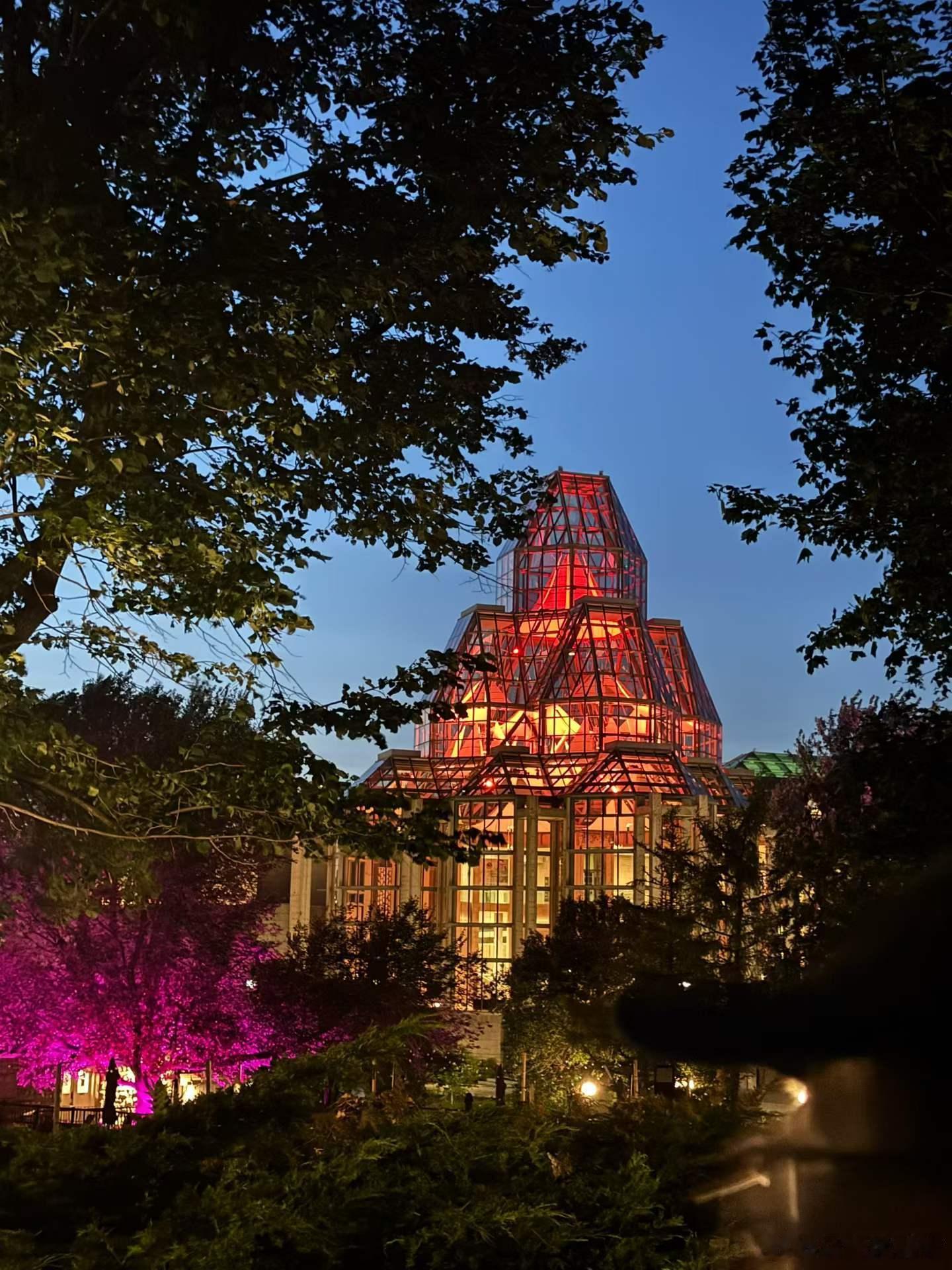 酒店外的view不错，九点天还没有完全黑，在渥太华河边看了夜景，很美，也很冻人，