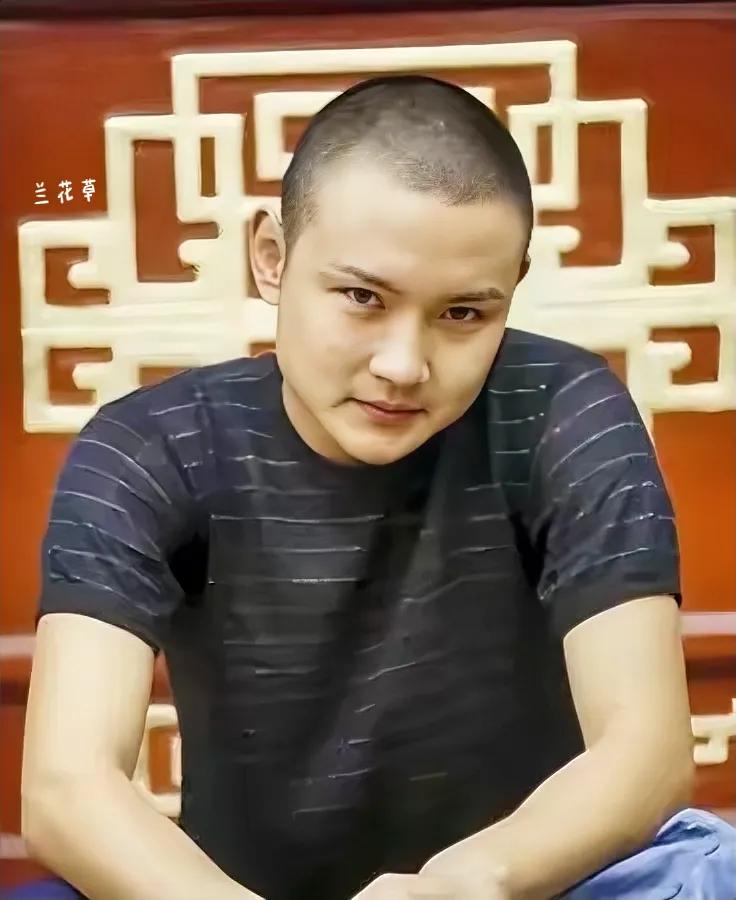 这是在拍《红楼梦》时的欧阳奋强。他很符合贾宝玉的“面若中秋之月，色如春晓之花”的