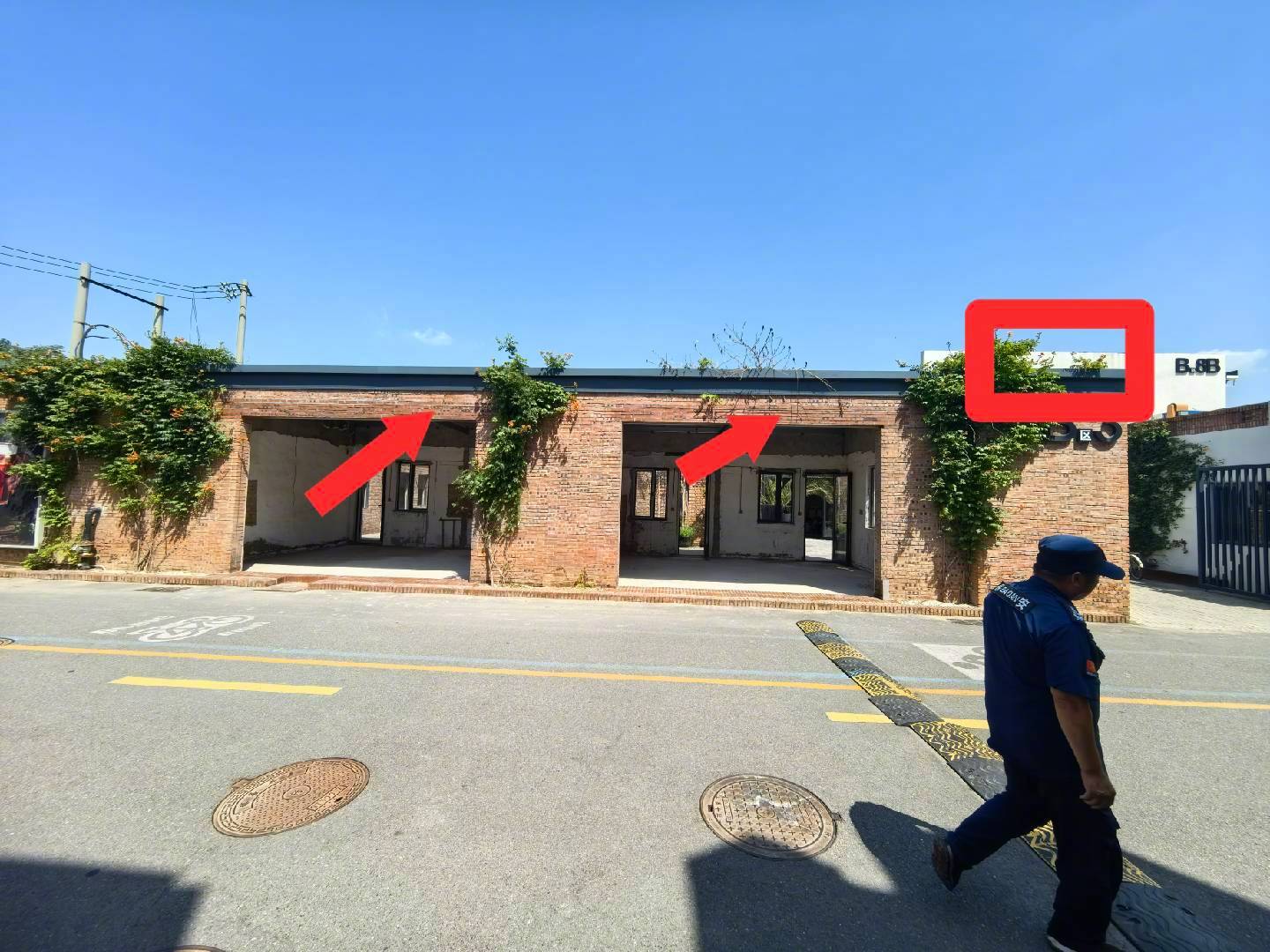 韩路烤串店 争取下周进场开始装修，LOGO我们就选放在墙头门垛子上了。同事有建议