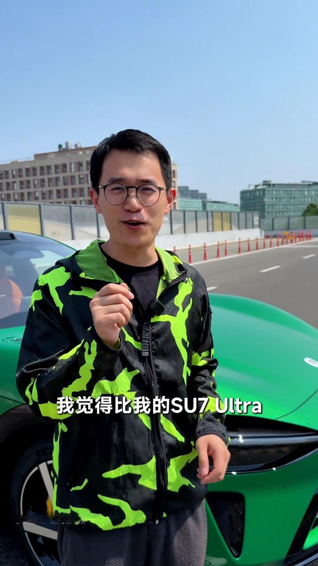 友商王腾吐槽小米 Yu7车标logo不是金标。 ​​​