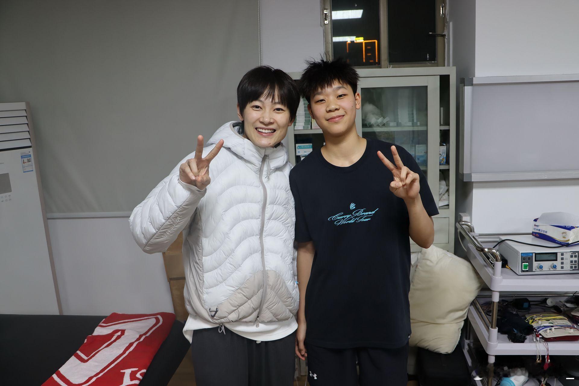 杨力维杨力维李泳霖 20260215黑黑dy更新中和妞姐的合照还有广东女篮合照的