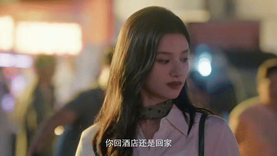 张婧仪出场太美了车站人潮嘈杂拥挤，苗靖依旧是最亮眼的存在。柔和卷发中和白衬衫的干