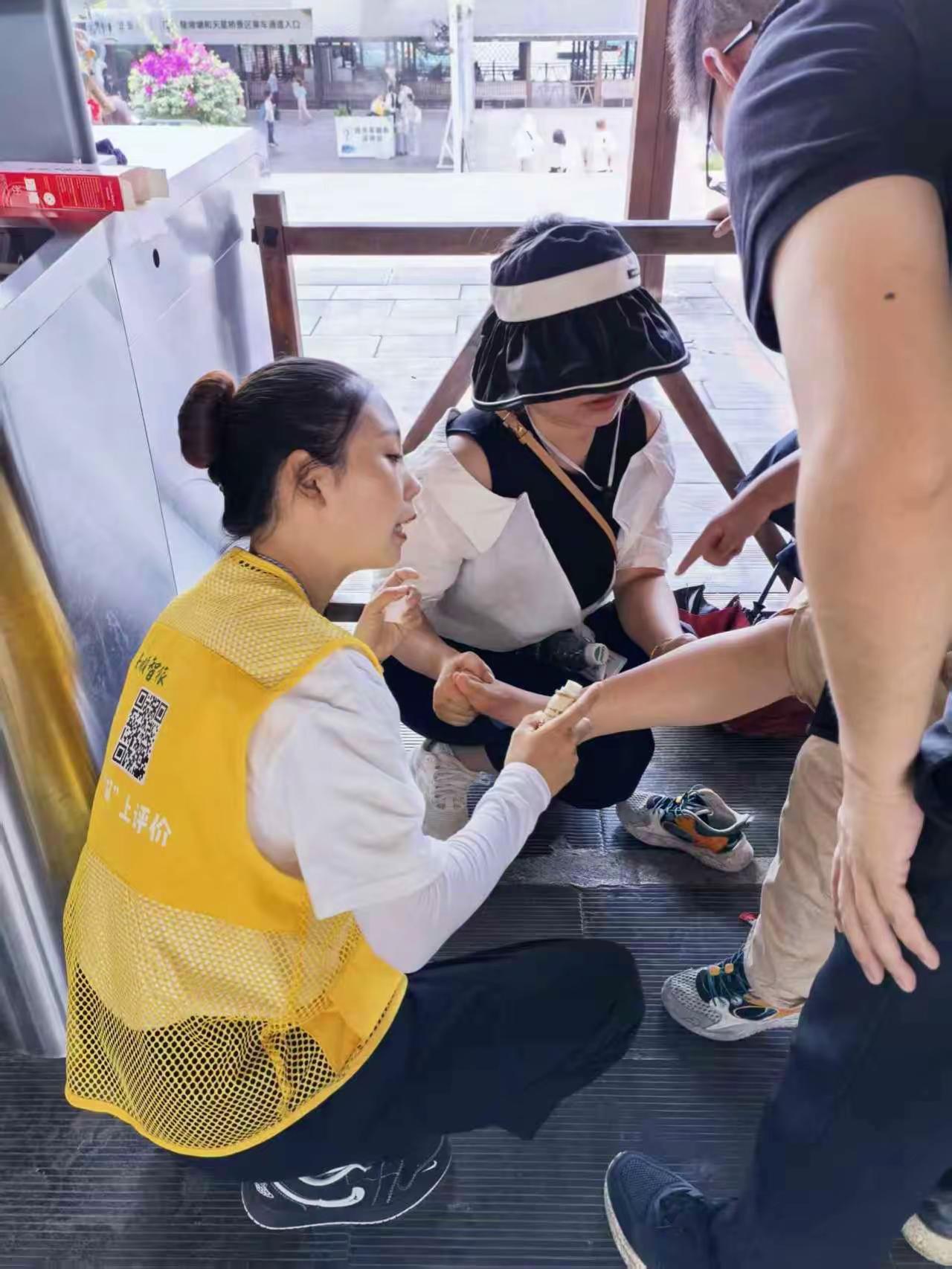黄果树瀑布看到的，有点小感动。在黄果树瀑布服务点看到的，一位穿黄色马甲衣服的姐姐