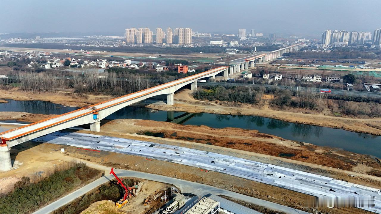 震撼！城市高架桥建设中的壮丽景象！在建中的西渝高铁安康特大桥梁