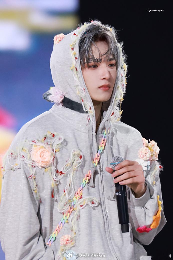 编舞师叫刘耀文刘老板刘耀文自己花钱出歌做MV请伴舞刘耀文胸肌 全能艺人刘耀文！编