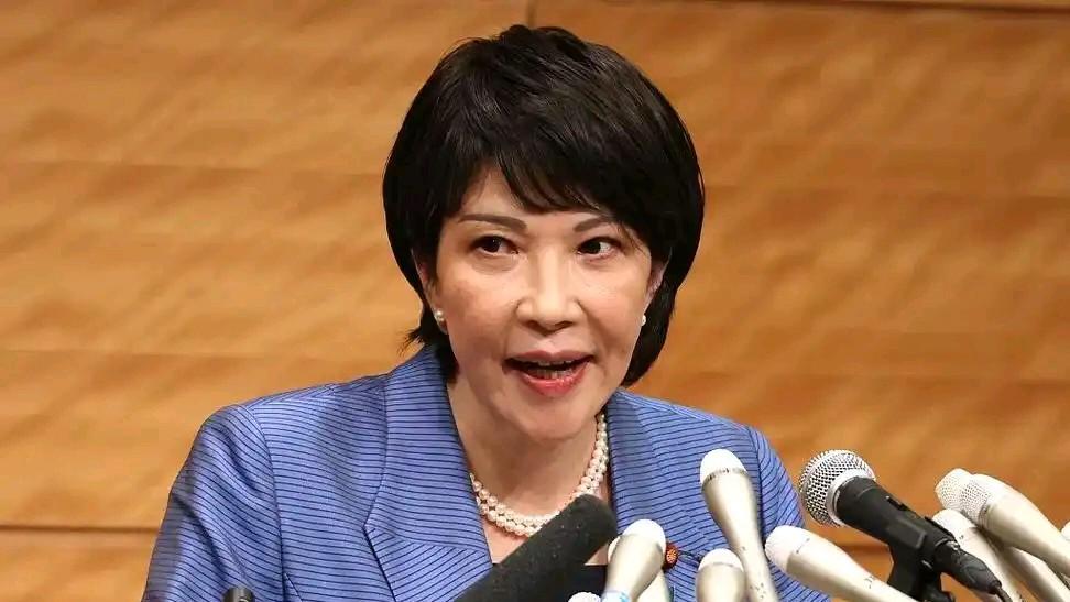 为了躲避政治献金丑闻质询及避免辩论中暴露政策漏洞，高市早苗借口旧疾复发不出席选举