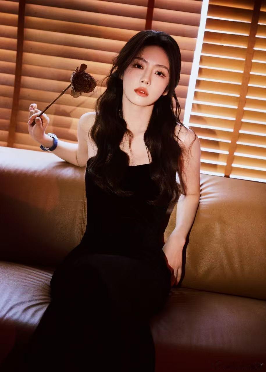蔡文静抹胸长裙怎么美成这样 这条黑色抹胸长裙完美展现了蔡文静的女人味，不浮夸却足