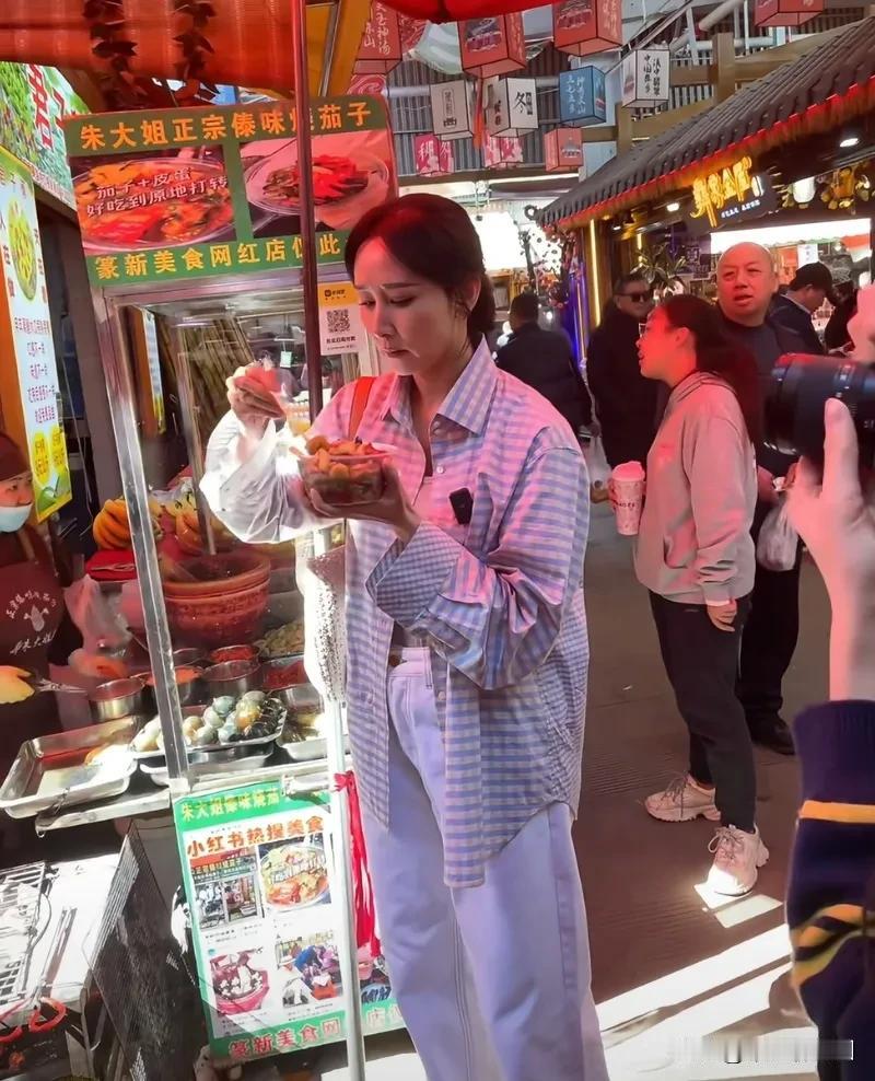 近日，网友在云南偶遇女星胡静，格子忖衫加白色休闲牛仔裤，显得很青春靓丽，根本看不