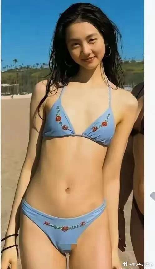 看《爸爸去哪儿》已经是十年前的事了一个小女孩转眼变成亭亭玉立的大美人时间如同丹青