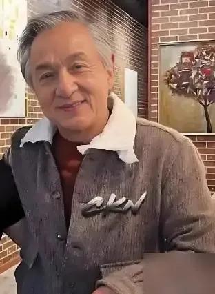 成龙称自己终会老去！
71岁的成龙在《过家家》首映礼上坦承“人终会老去”，并透露