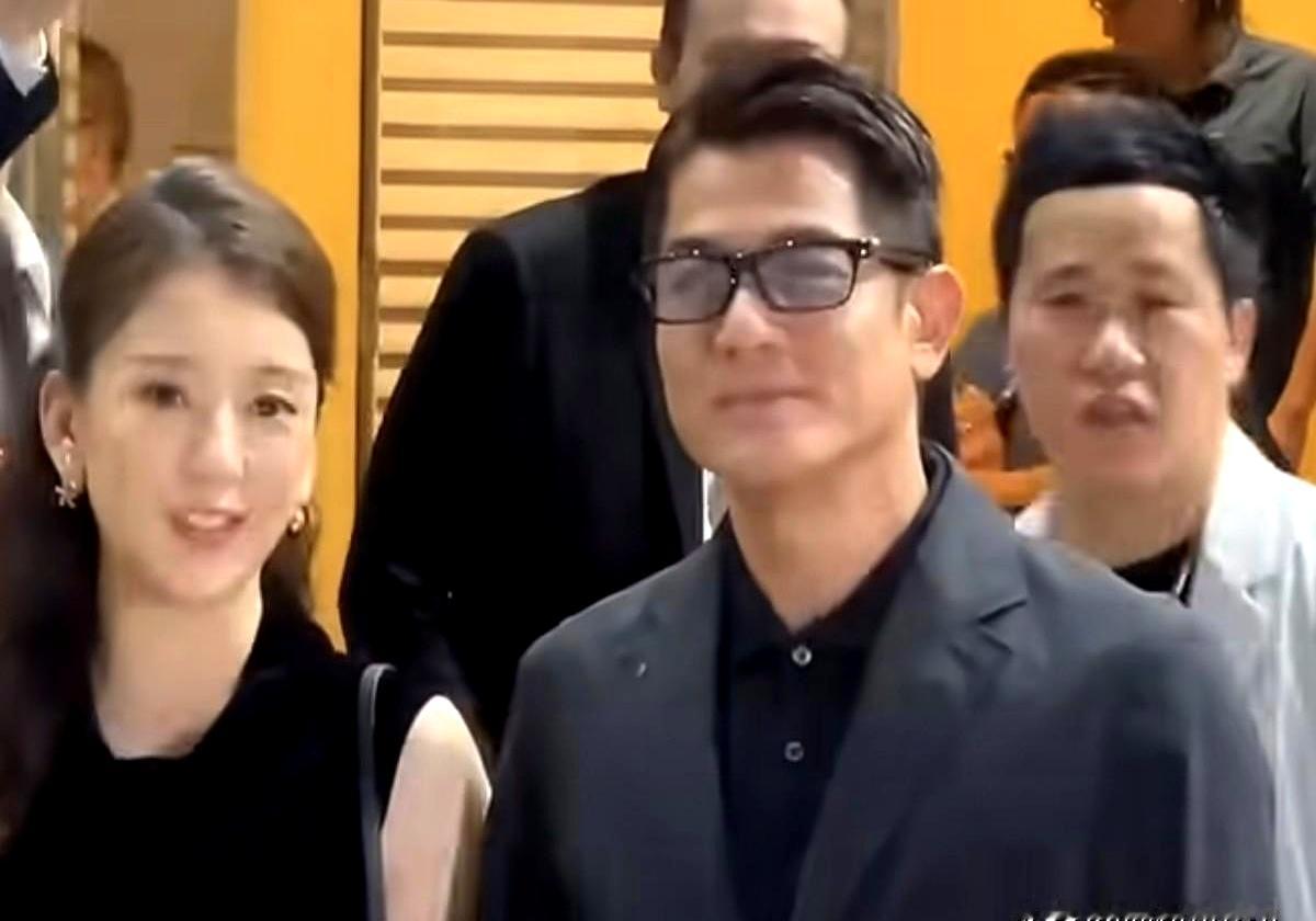 郭富城又上热搜了！
9月10日有人拍到他俩女儿读香港维多利亚学校小学部，他也大方