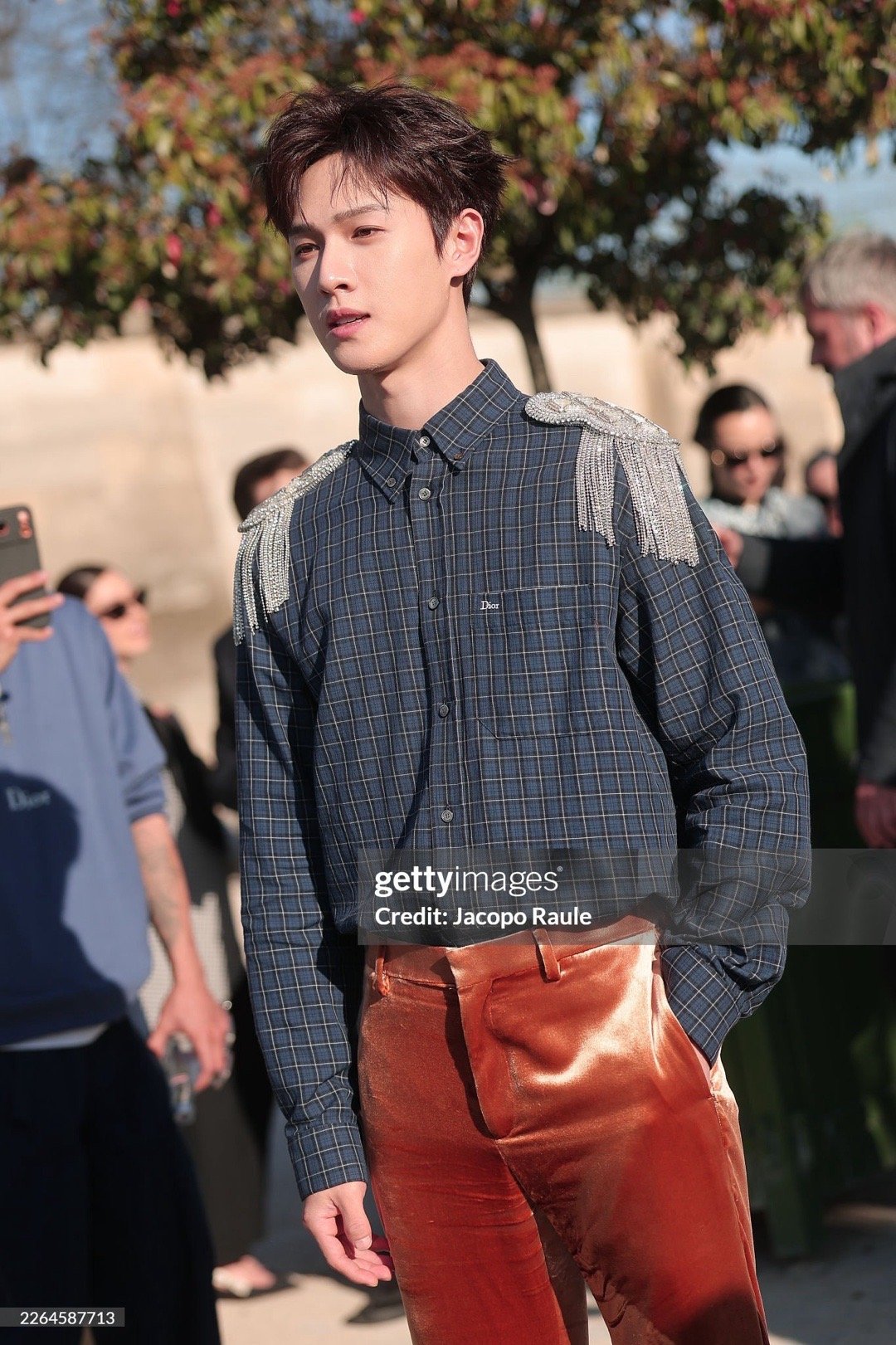 户外强光下的李昀锐李昀锐摸喉结这一下 阳光是最好的滤镜，小林生图直出也封神。抬手