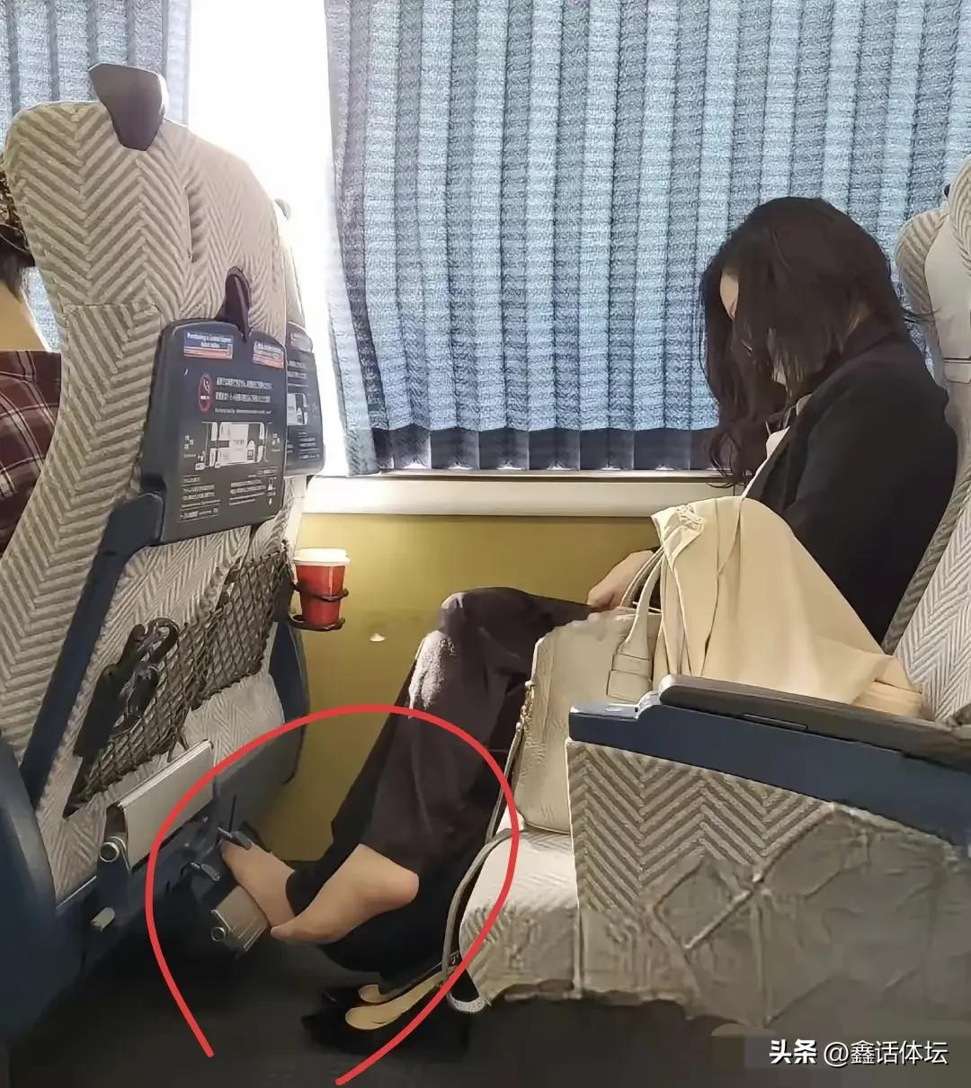 密闭车厢脱鞋，女性就有特权？要么直接制止或找乘务员解决。