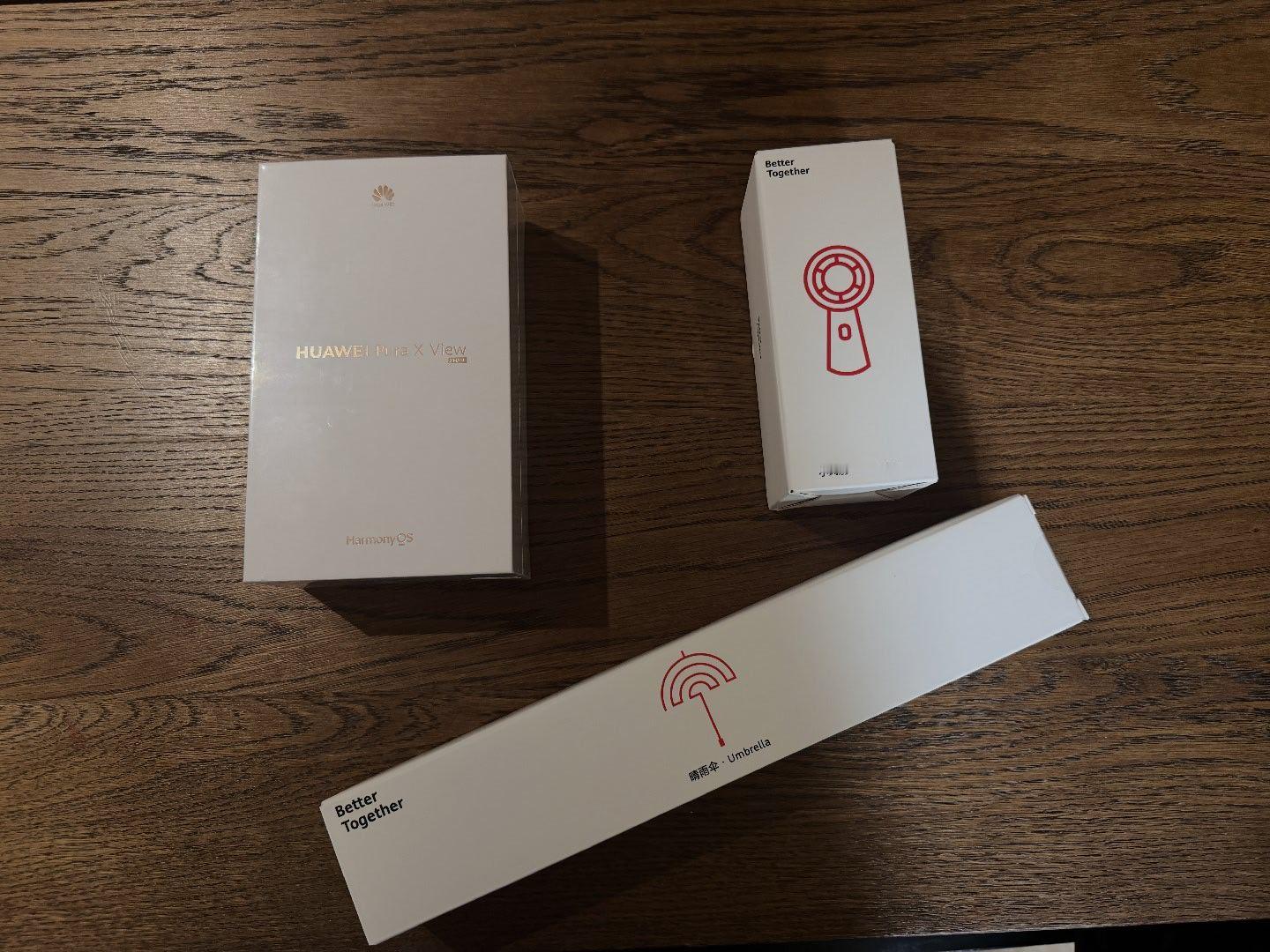 嘿嘿，迫不及待地开箱了。店家给我送的一把伞一个小风扇。这个阔直板屏幕比例有点意思