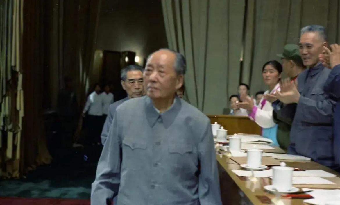 1973年，十大会场，毛主席和周总理出席会议时的一幕，大家全部站起身，掌声不断，