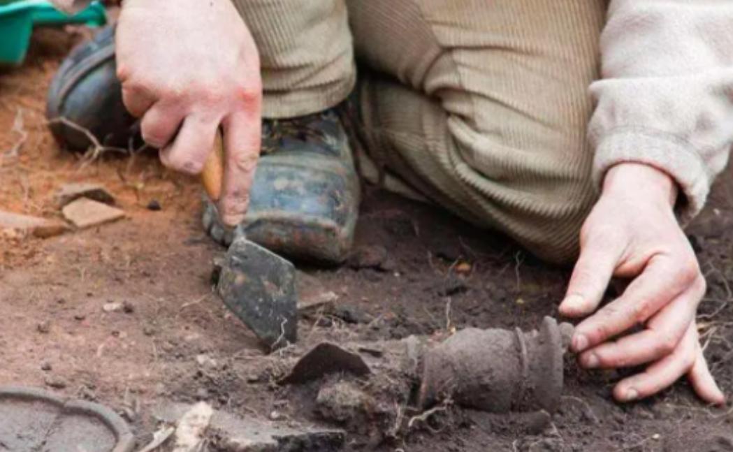 1982年，江苏农民挖出一个花瓶，瓶中装了40多斤的黄金，农民将黄金留下，花瓶却