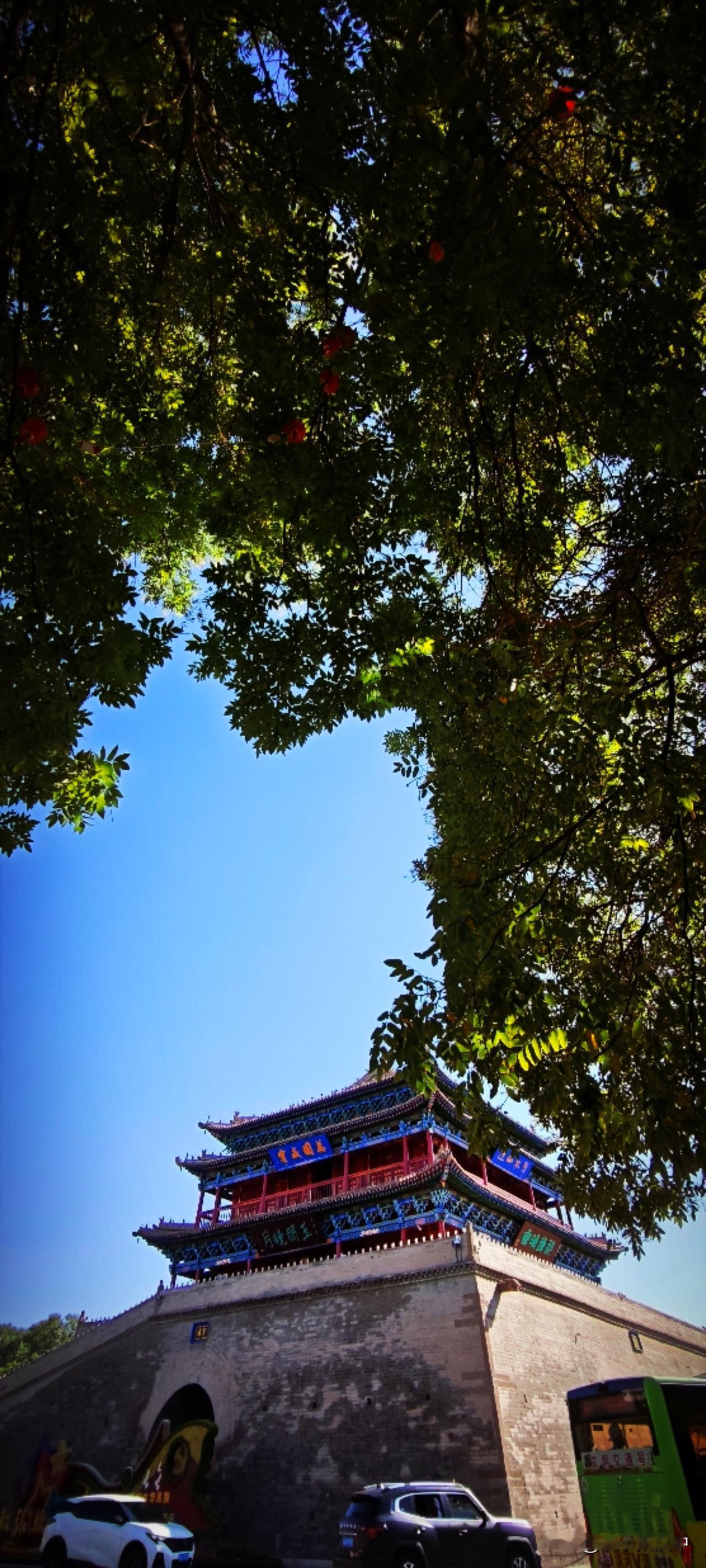 张掖钟鼓楼又称镇远楼，俗名鼓楼，又名靖远楼，位于张掖市中心，东西南北四条大街交汇
