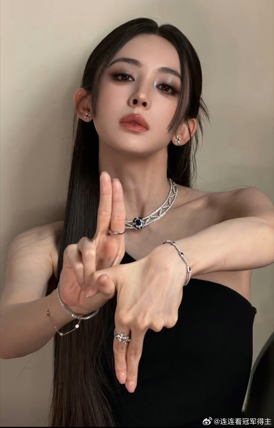 娜扎完全神颜这种死亡角度都是绝美。 