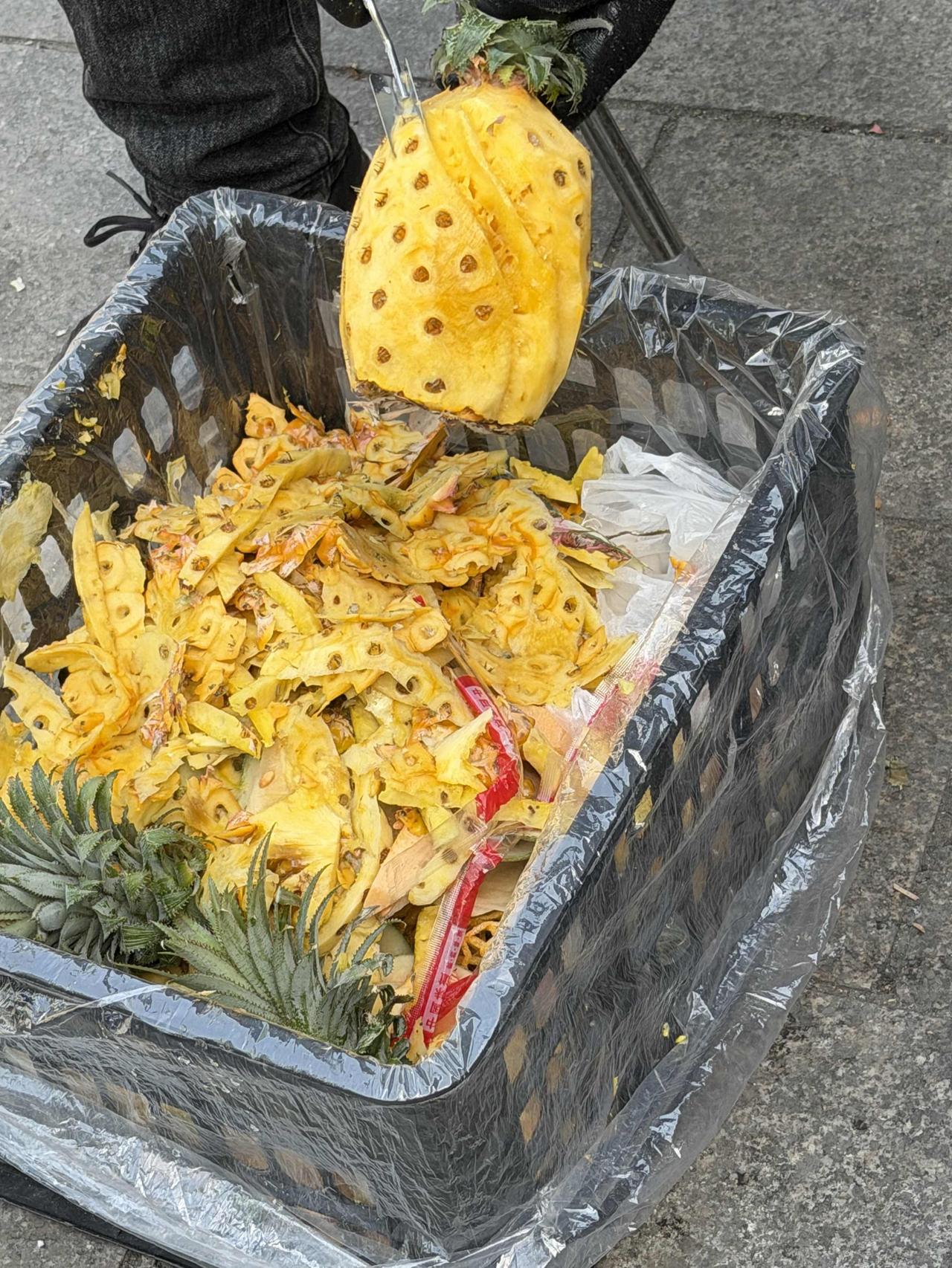 今天上午10点15分，我来到安定门内的西举院巷买菠萝，中午准备做菠萝炒肉。
有两