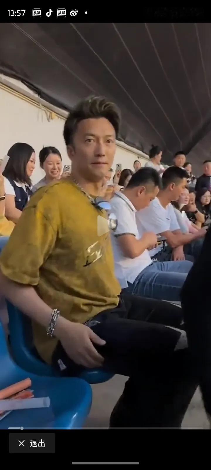 一点都不像好吗？
谢霆锋重庆演唱会偶遇模仿者
粉丝跟着拍照，保安大叔嗓子都喊破了