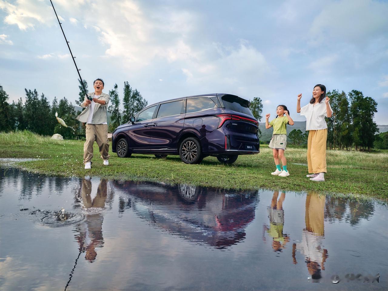 星海V9带娃返乡记：这哪是MPV，分明是移动的幸福小家
 
我领着老婆孩子外加我