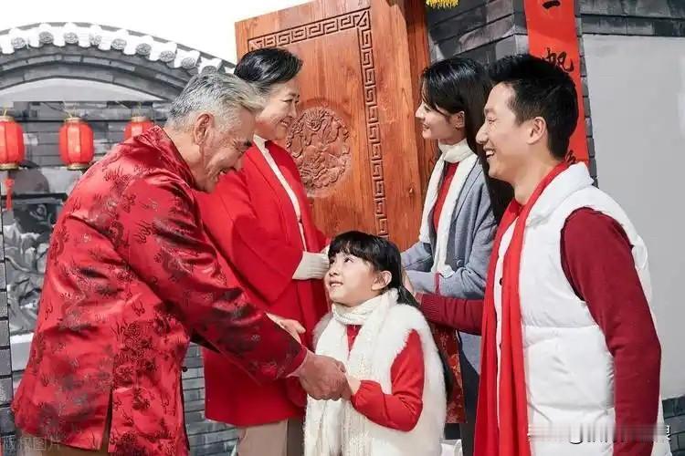 给丈母娘拜年送什么礼品好？不妨看看下面的分析；
1、直接发红包或给钱，让老人自己