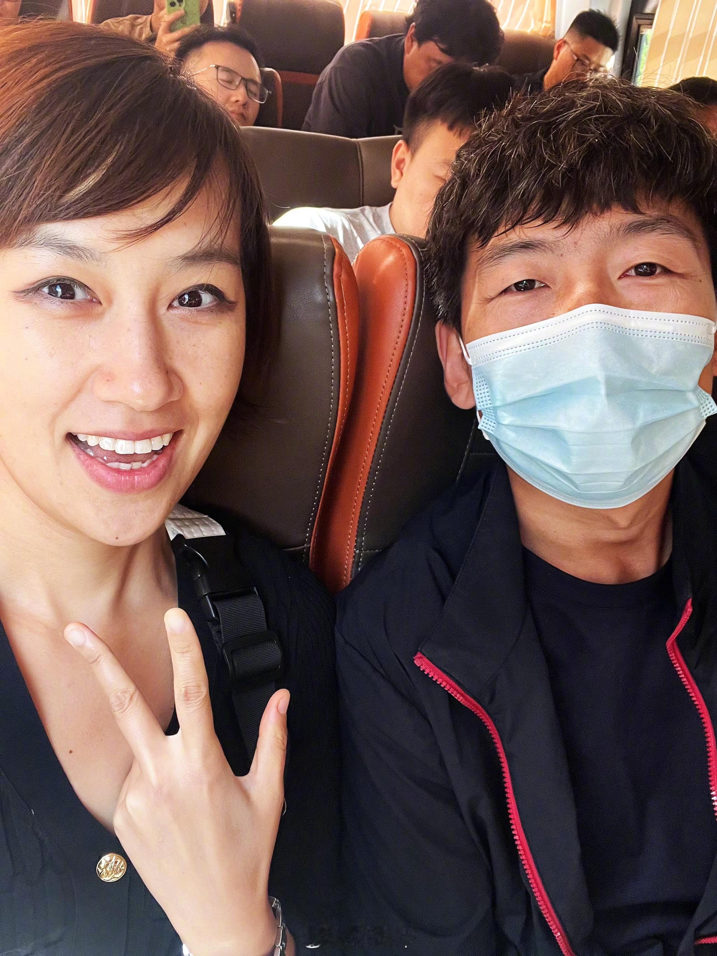 大巴车上遇到一位资深女粉 ，绝对是我的前辈了，我要学的东西还有很多。我这也不嫩了