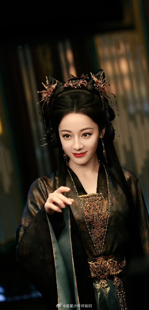 迪丽热巴贺思慕顶级压制迪丽热巴要的是绝对压制白日提灯谁能拒绝校武台上霸气侧漏的贺