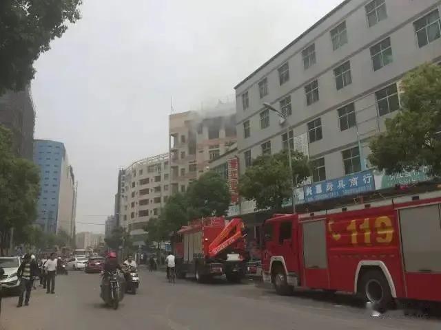 福建晋江一建筑突发大火，消防部门迅速响应

近日，福建泉州晋江市陈埭镇江头村发生