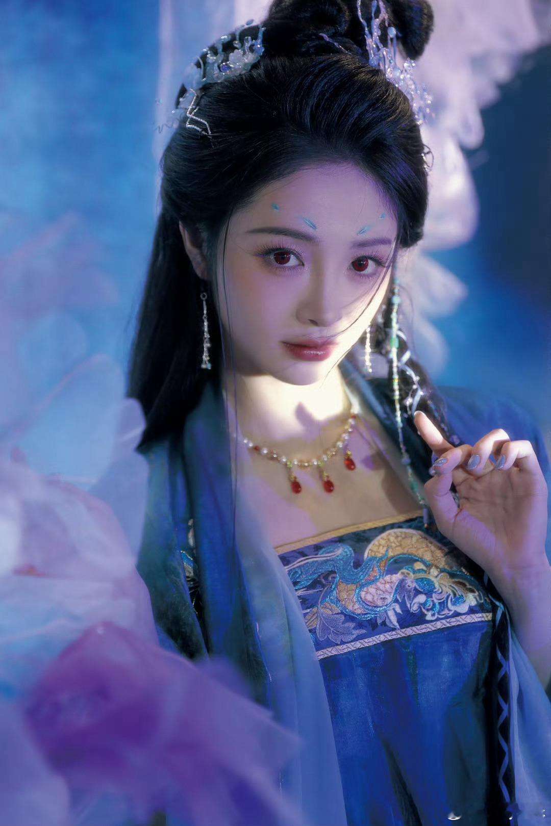 被周洁琼的眼睛勾到了我嘞个周洁琼超绝红蓝眼，是真舍不得你啊！太勾引人了，对于两个