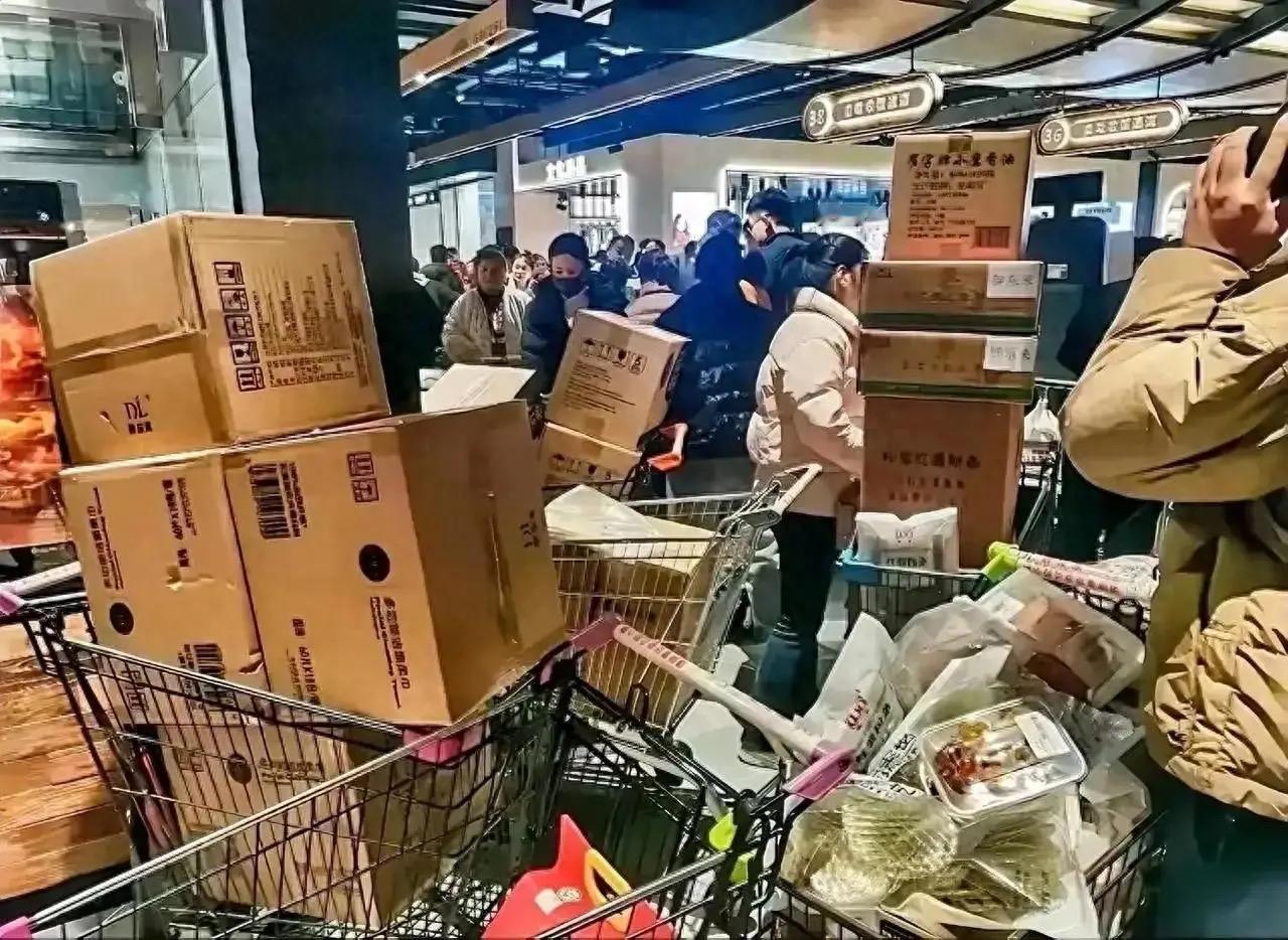 花5000买年货、花500寄回家：胖东来这一幕，戳穿了中国人过年的真相

春节前