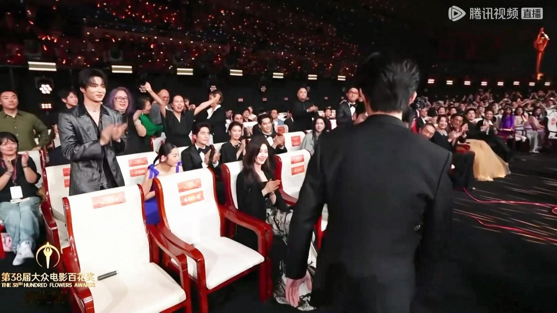 宣布千玺得奖后，耀文给千玺师兄鼓掌庆祝刘耀文看易烊千玺得奖的反应刘耀文给易烊千玺