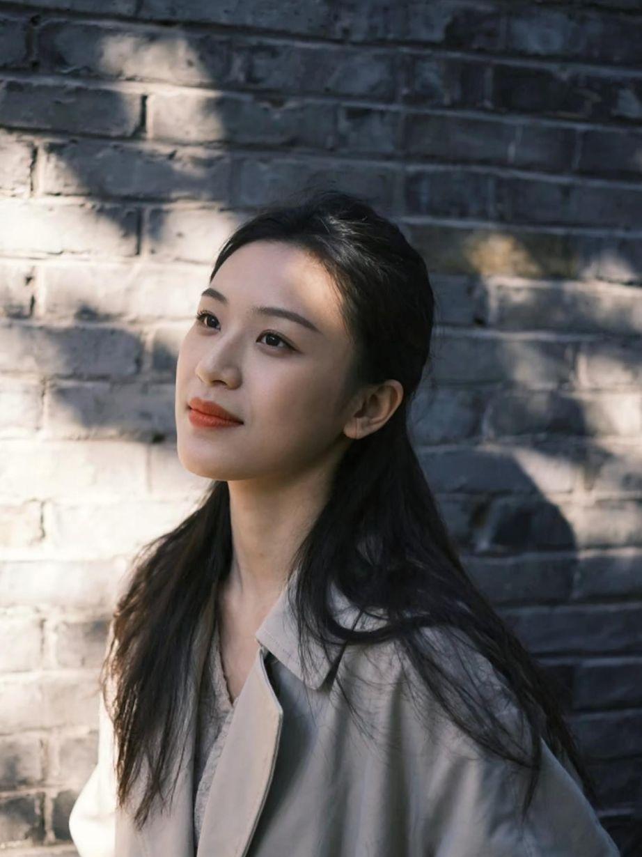 在柔和的阳光下，斑驳的树影洒在地面上，仿佛为这片空间铺上了一层自然的滤镜。找一个