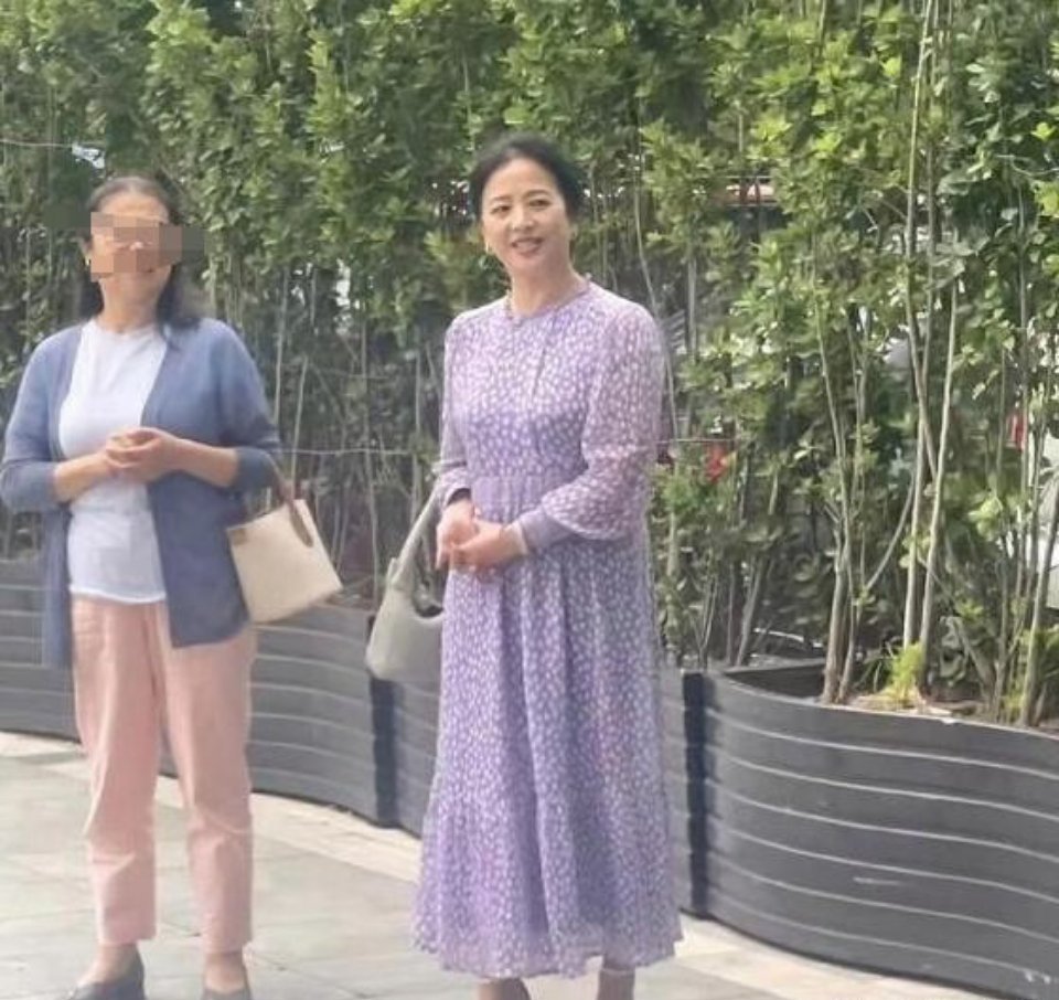 终于知道了刘亦菲的美貌来自于哪里了，妈妈看着一点不像60多的老人，气质温文尔雅，