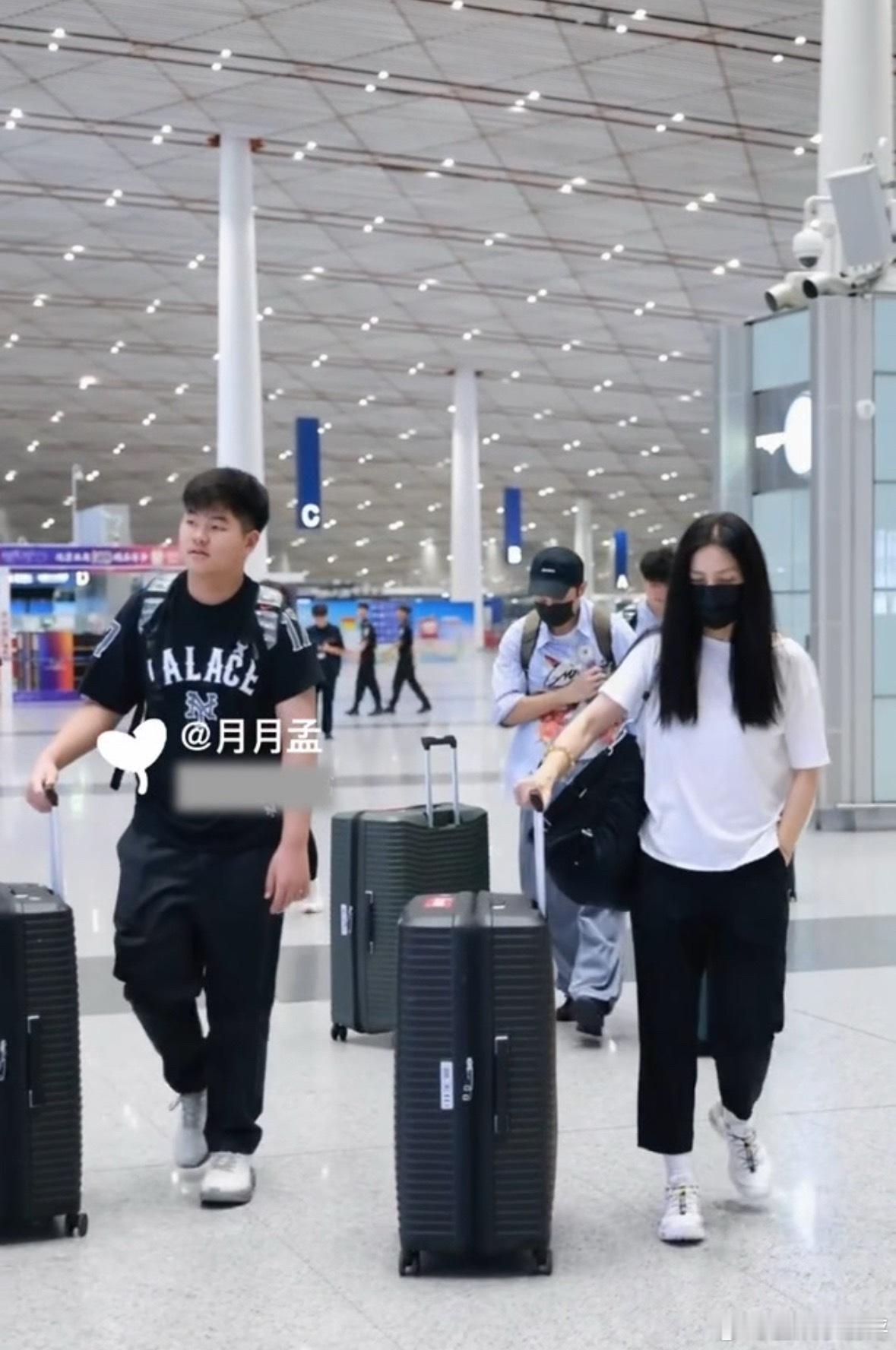 沙溢胡可陪安吉小鱼儿去英国读书父母同行送孩子上学了沙溢胡可一家四口飞英国路透 ​