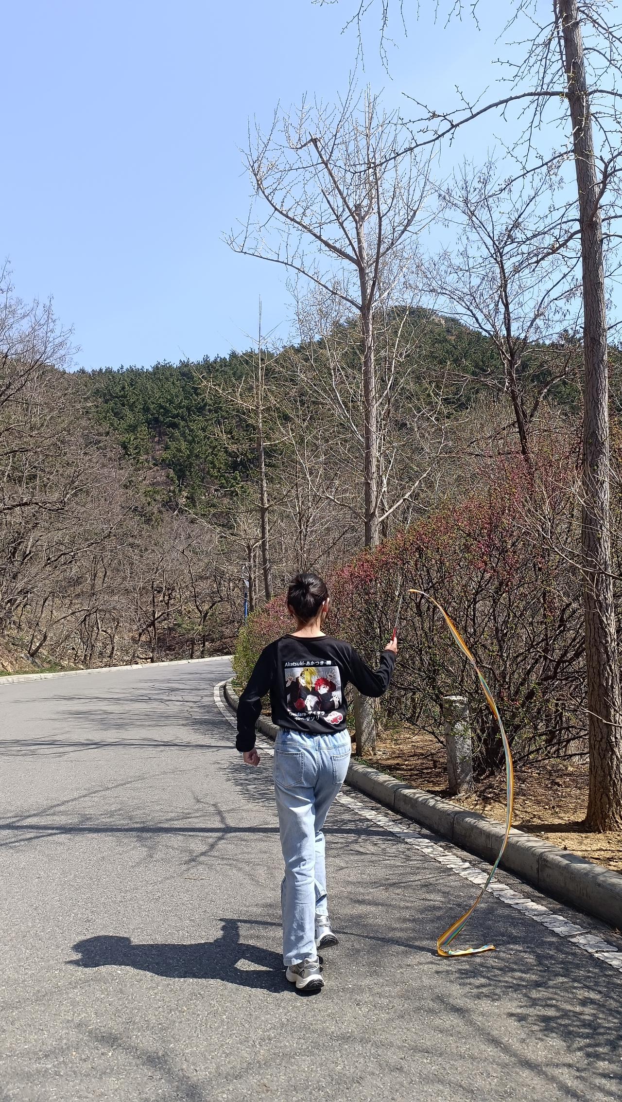 周日户外第一趴！
我和Yaya先起来的，问了她的意思，看着窗外天气那么好，她定了