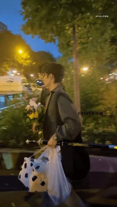 #侯明昊被粉丝海报整社恐了#真的没有想到侯明昊还有社恐的一天呢，真的可以想象到粉