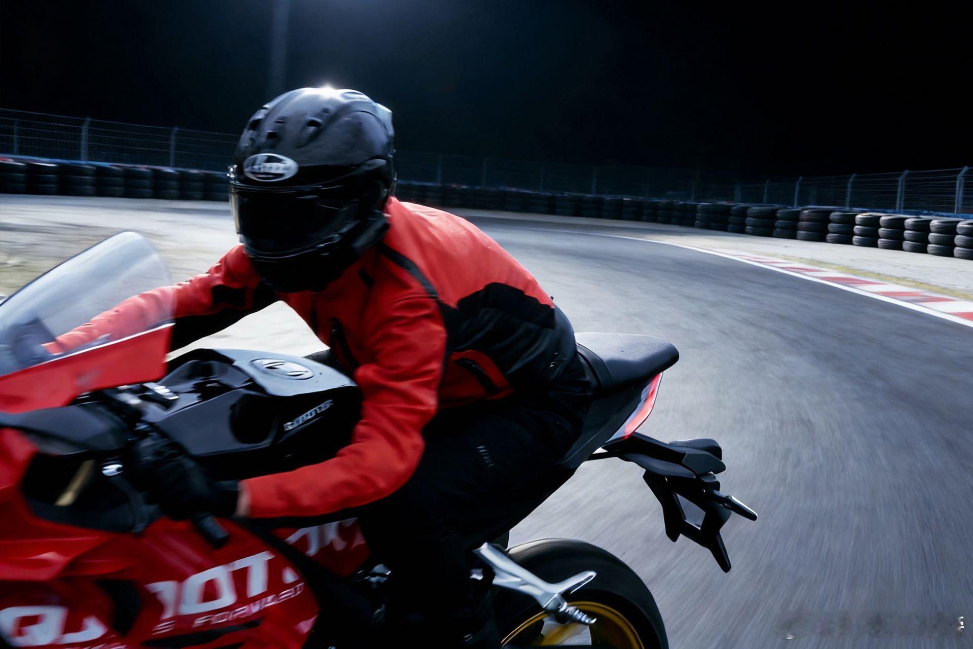 郭俊辰看飞驰人生3代入感郭俊辰看飞驰3真的太有感觉了！影院里的引擎声一响，就联想