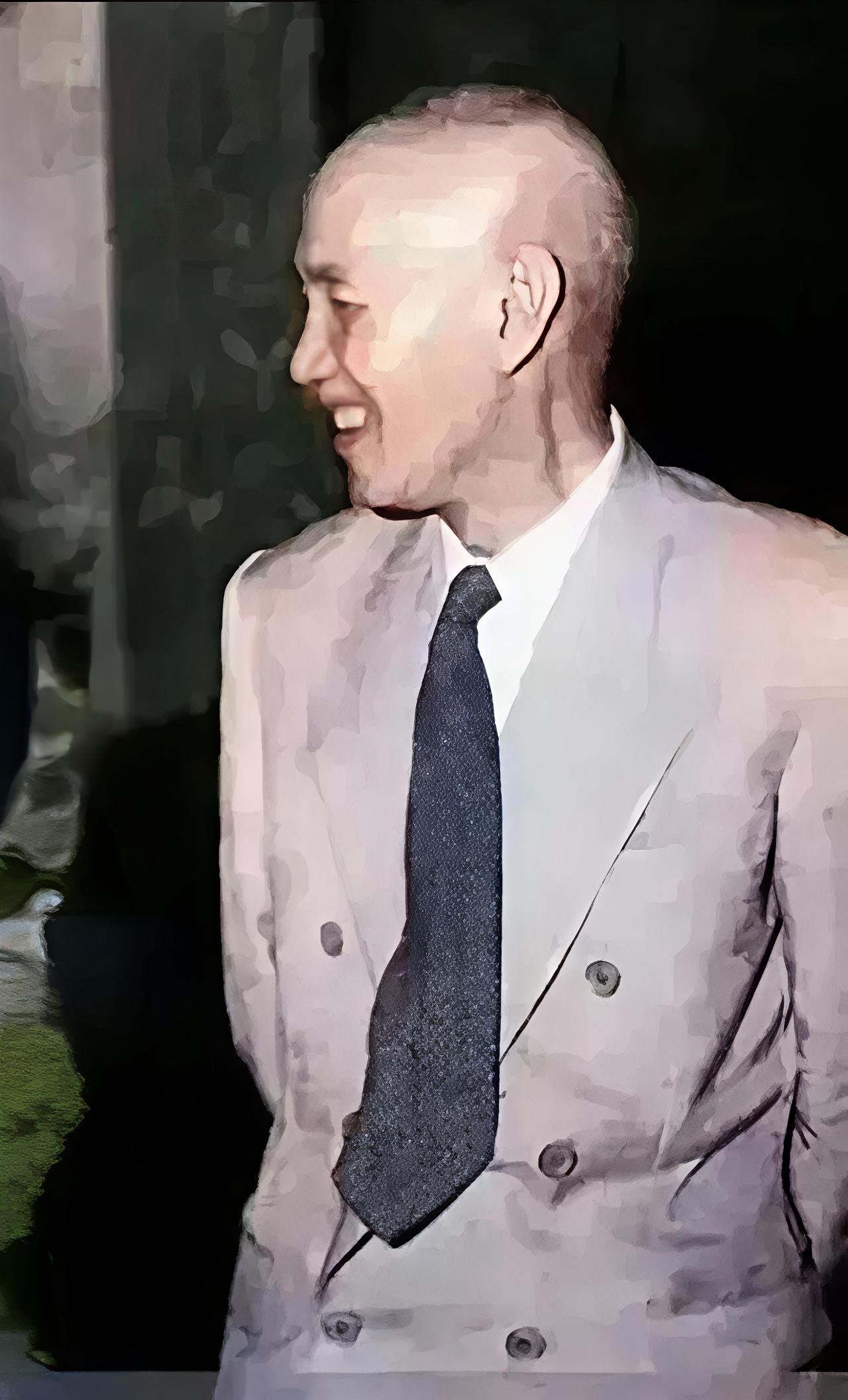 这张照片头一次看到。过去看到的老蒋，要么是长袍马褂，要么是戎装笔挺，要么是中山装